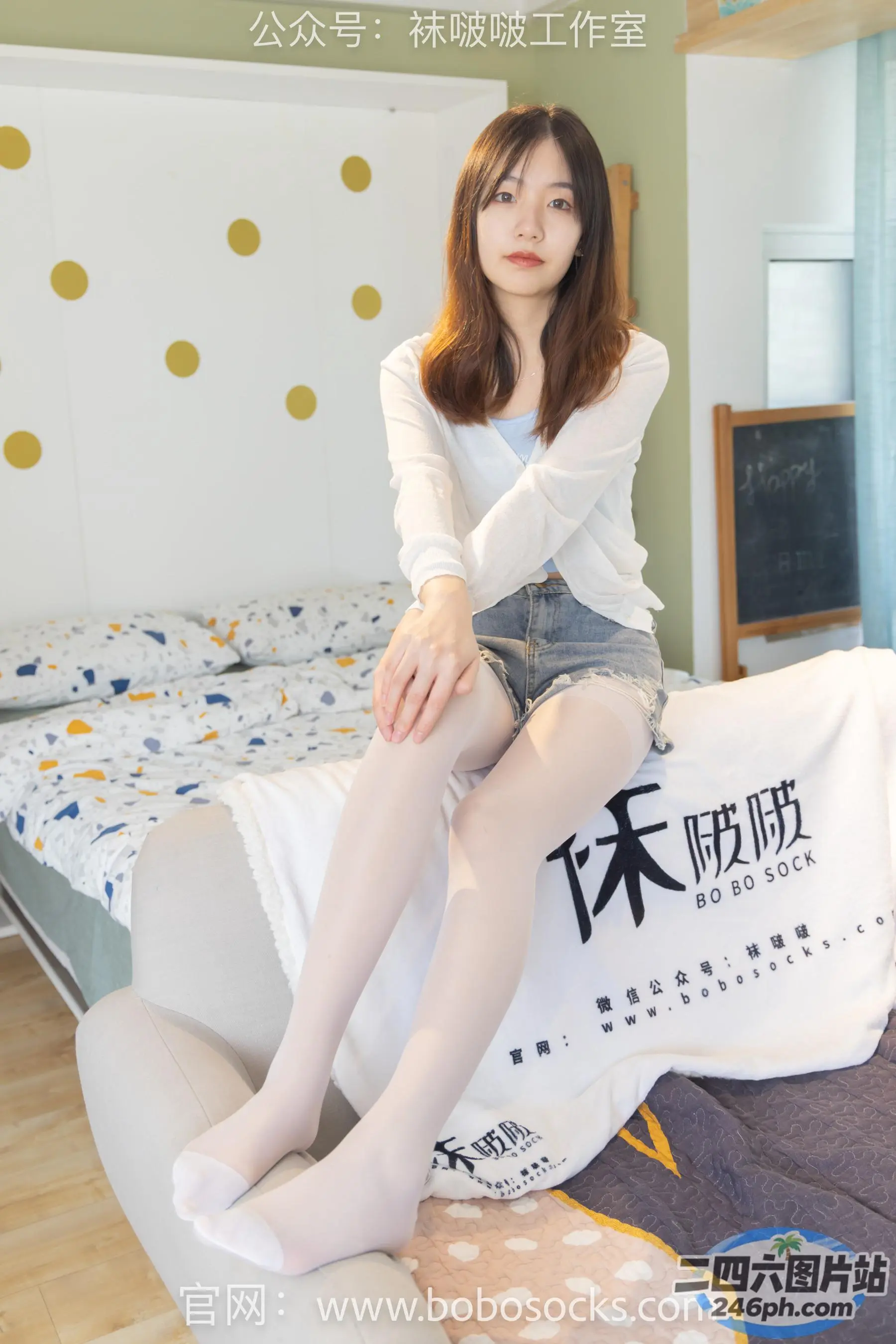 阿拉菲德亚洲妇女坐在床上，枕头为白色