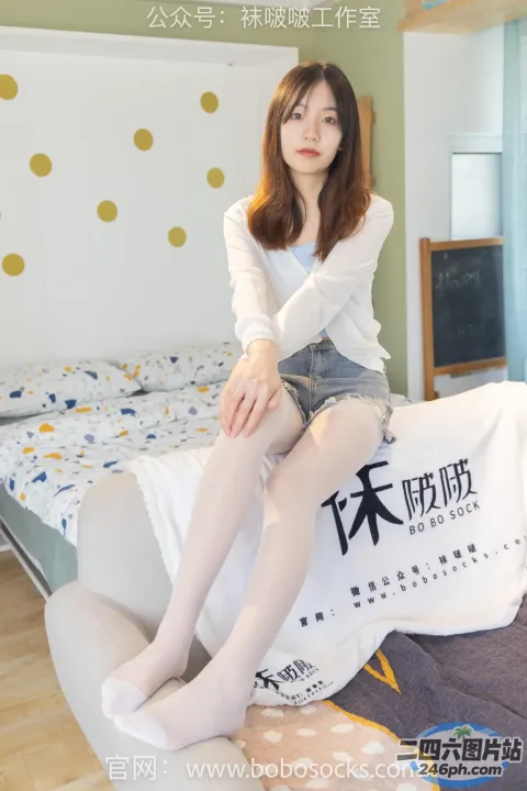 阿拉菲德亚洲妇女坐在床上，枕头为白色