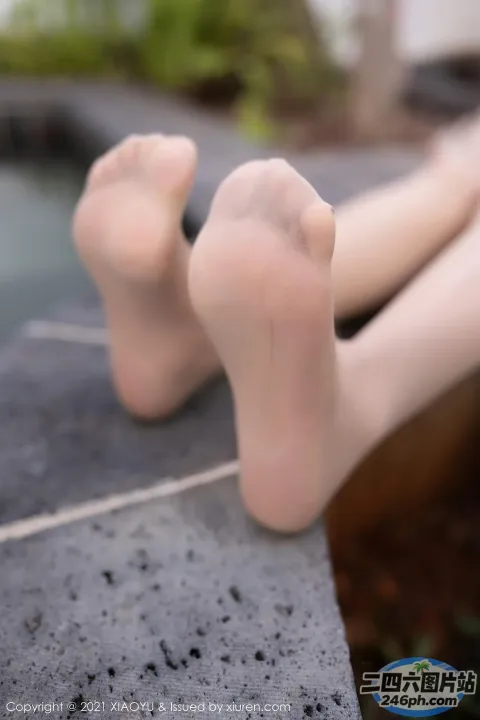 有一个人躺在窗台上，双脚抬起