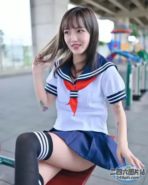有一个女人坐在长凳上，穿着水手服