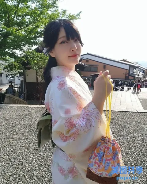 穿着和服的 araffe 女人，手里拿着一根黄色的绳子