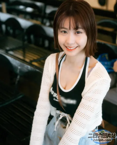 阿拉伯女人坐在机场的长椅上，面带微笑