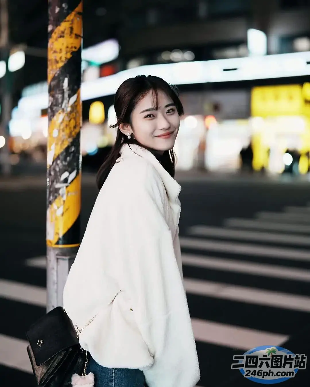 夜里站在街角的阿拉菲女人