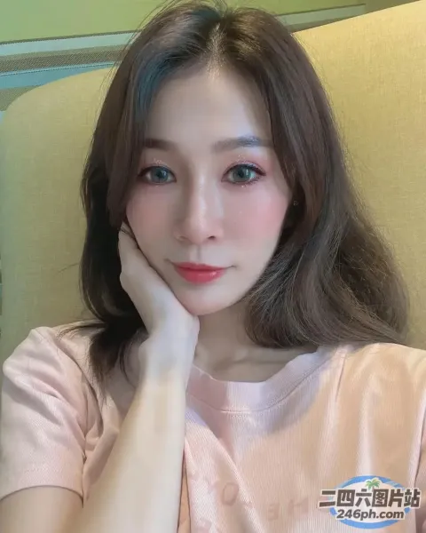 一位穿着粉红色衬衫的女人坐在沙发上的特写