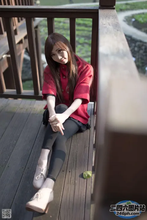 有个女人坐在甲板上，双叉着