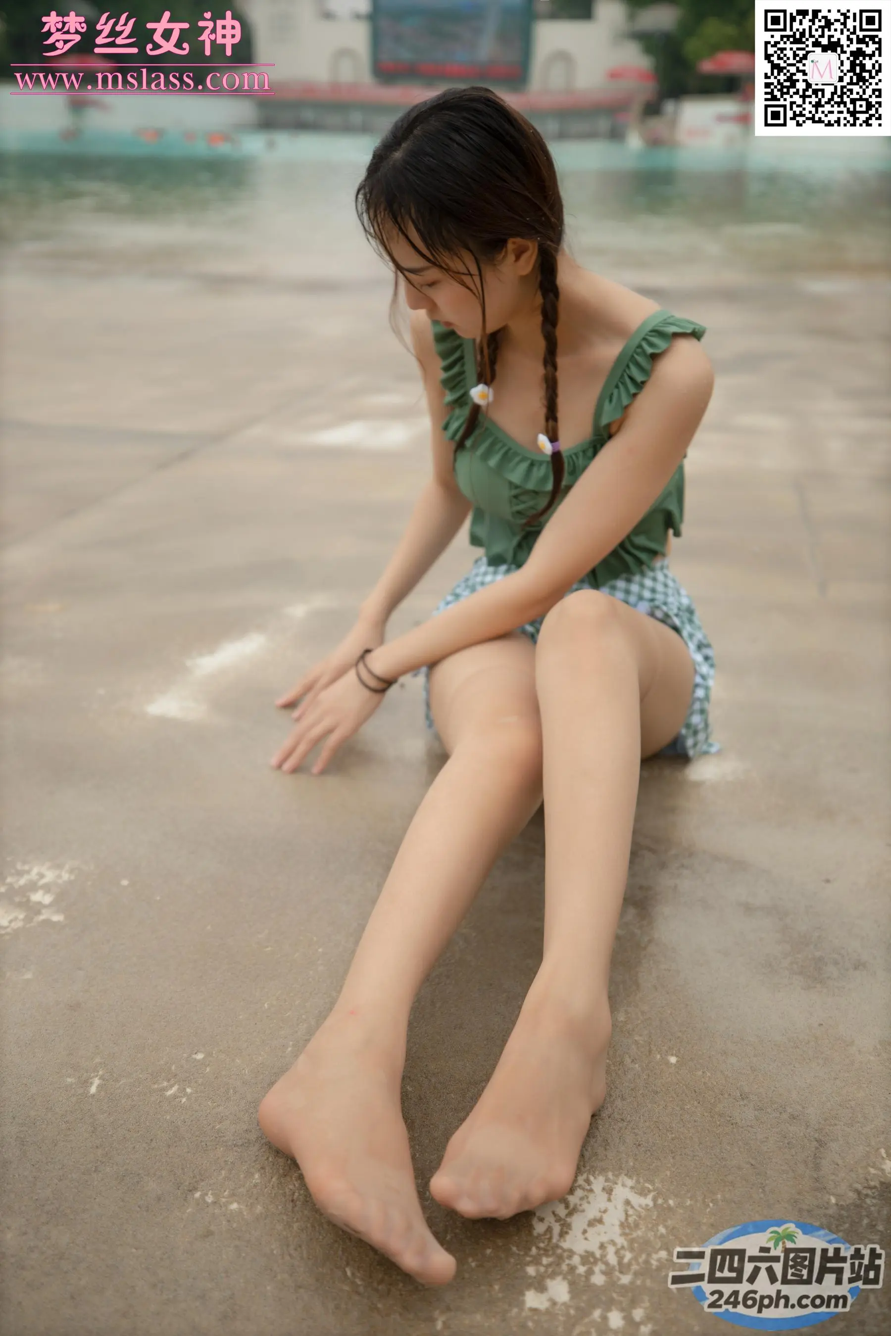 一个女人坐在海滩上，双腿交叉的特写