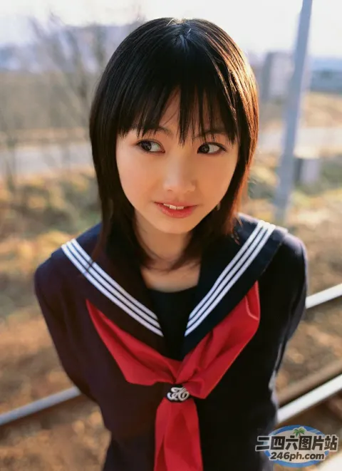 身穿水手服的 arafed 亚洲女子合影留念