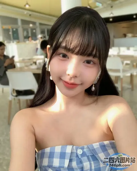 身穿蓝白相间连衣裙的女子特写