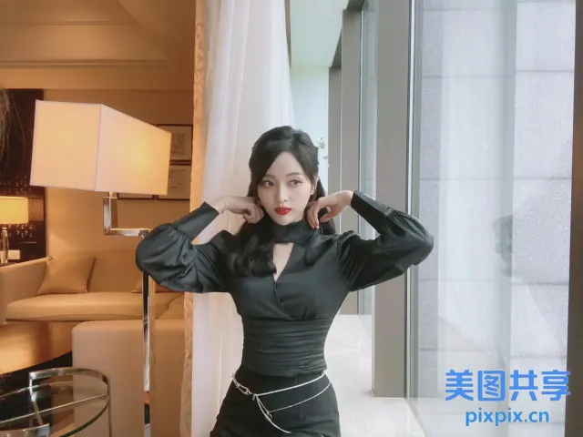 有一个女人在房间里摆姿势拍照