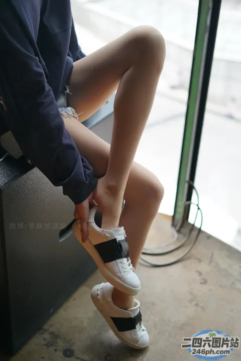 有个女人坐在长凳上，脚踩在滑板上