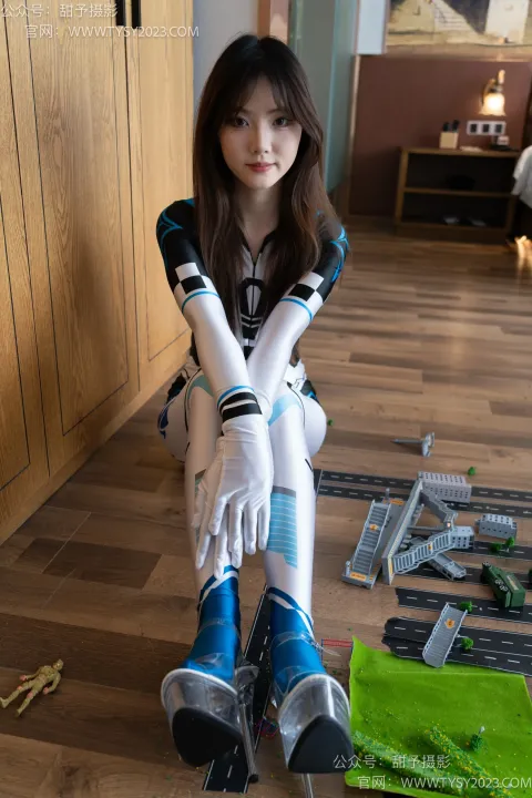 阿拉夫德女人坐在地板上，双腿交叉