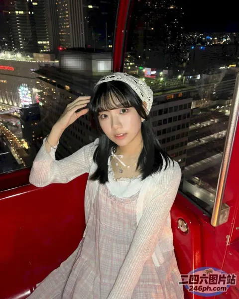 穿着裙子的 araffe 女孩坐在一辆红色的公共汽车上望向窗外