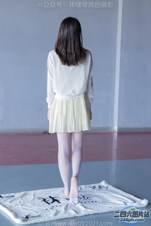 一个女人站在房间里的白色地毯上