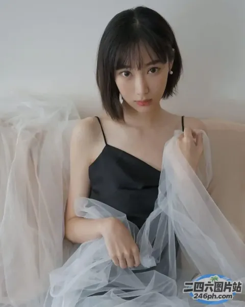 一个女人穿着裙子坐在沙发上的特写