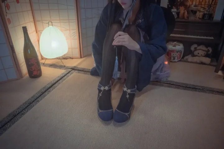 阿拉菲女人坐在地板上，穿着一双鞋