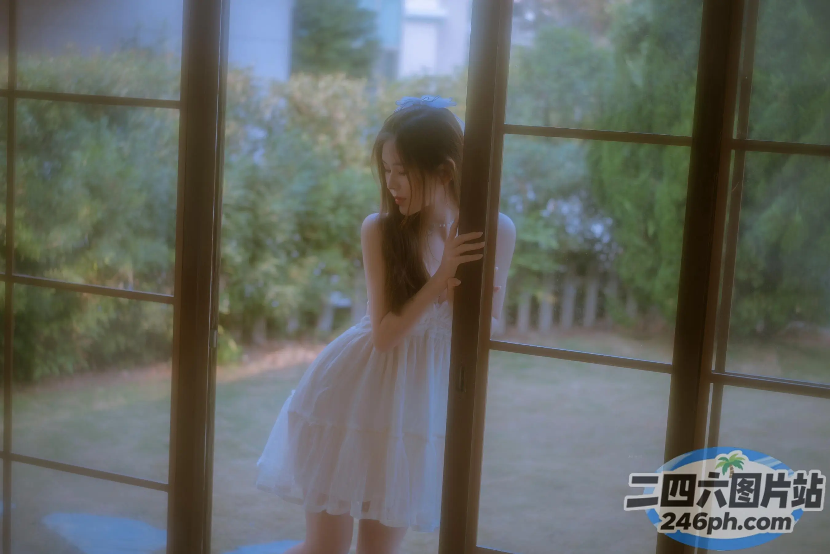窗前站着一个年轻女孩
