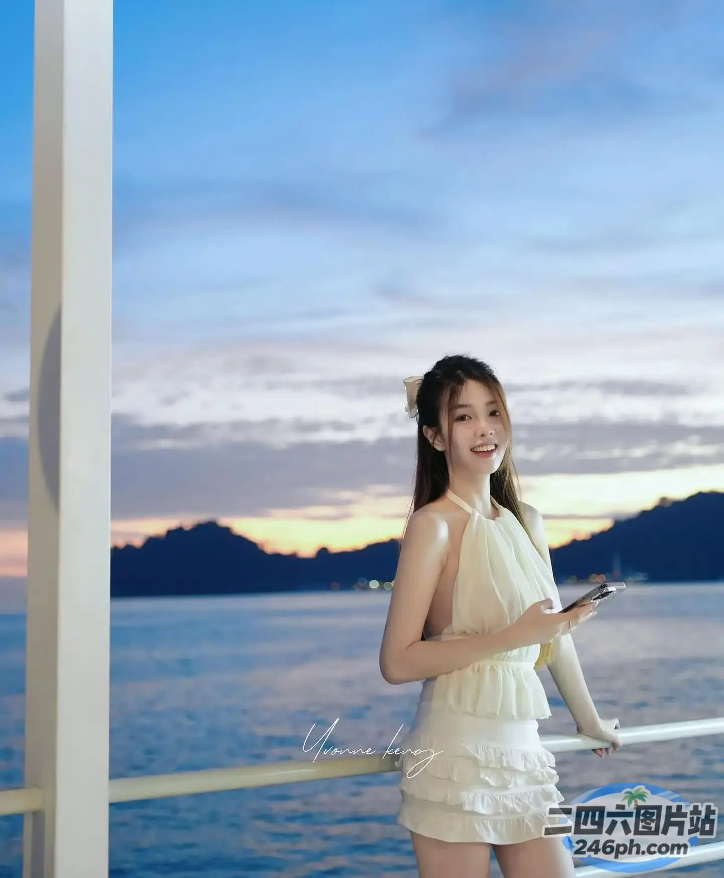 站在船上看手机的女人