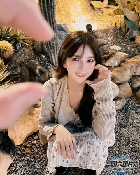 地上坐着一个女人，手里拿着手机