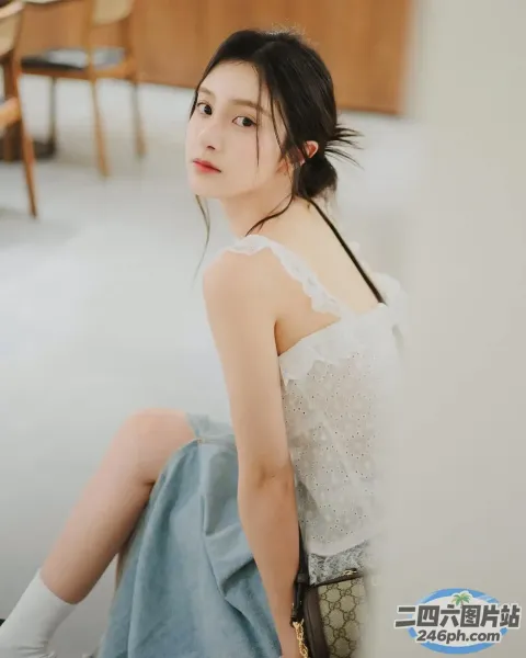 一个女人拿着钱包坐在地板上的特写