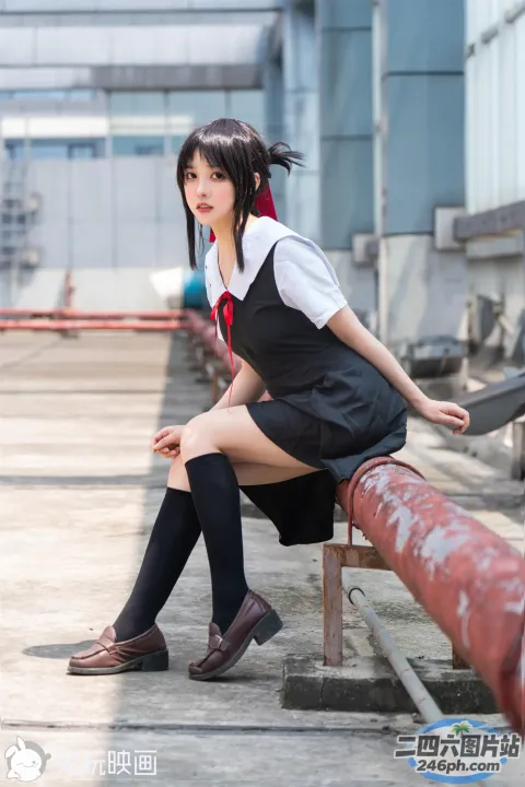 穿着校服坐在栏杆上的 arafed 亚洲妇女