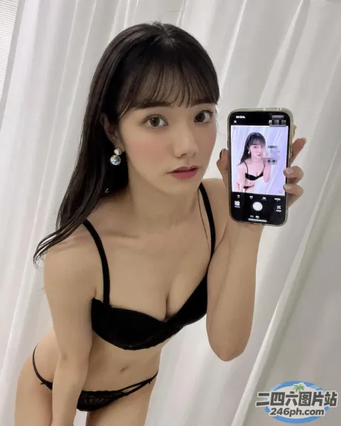 身穿黑色文胸上衣的 araffe 女子拿着手机