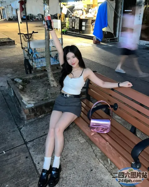 女子坐在长凳上，双臂高举
