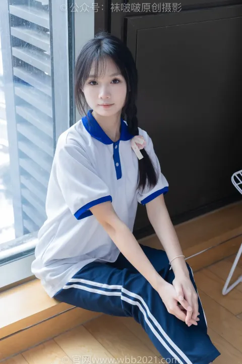 坐在窗台上的女人的特写