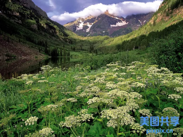 山脉和山谷，中间有一个湖泊