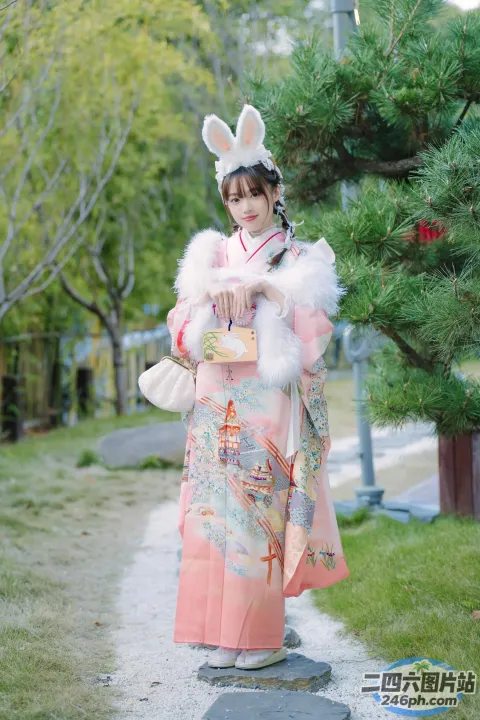 有个穿着和服的女人站在石头上