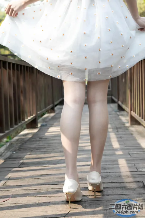 有个穿白裙的女人走在桥上