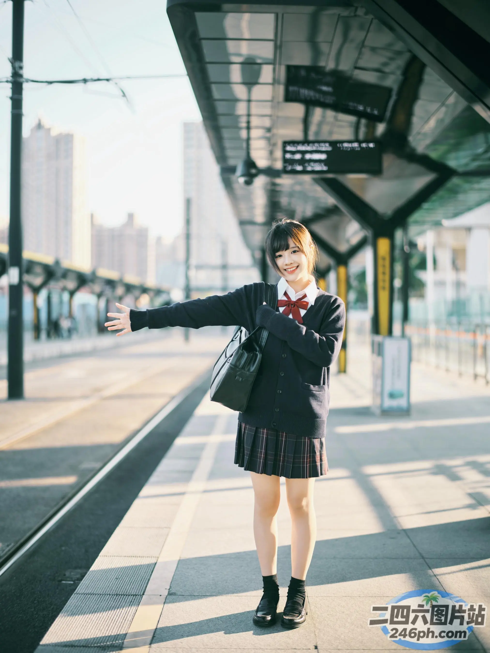 站台上有个女人张开双臂