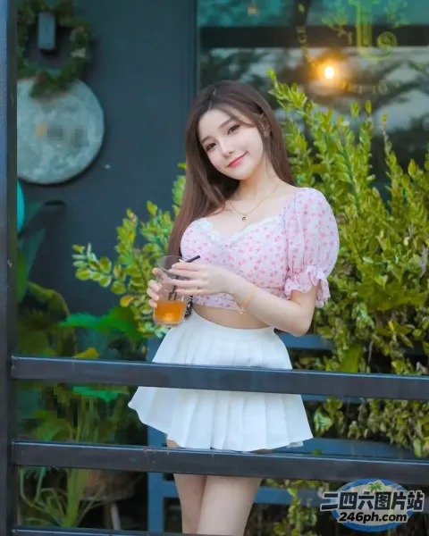 身穿白色裙子的阿拉菲女子，手里拿着饮料，看着自己的手机