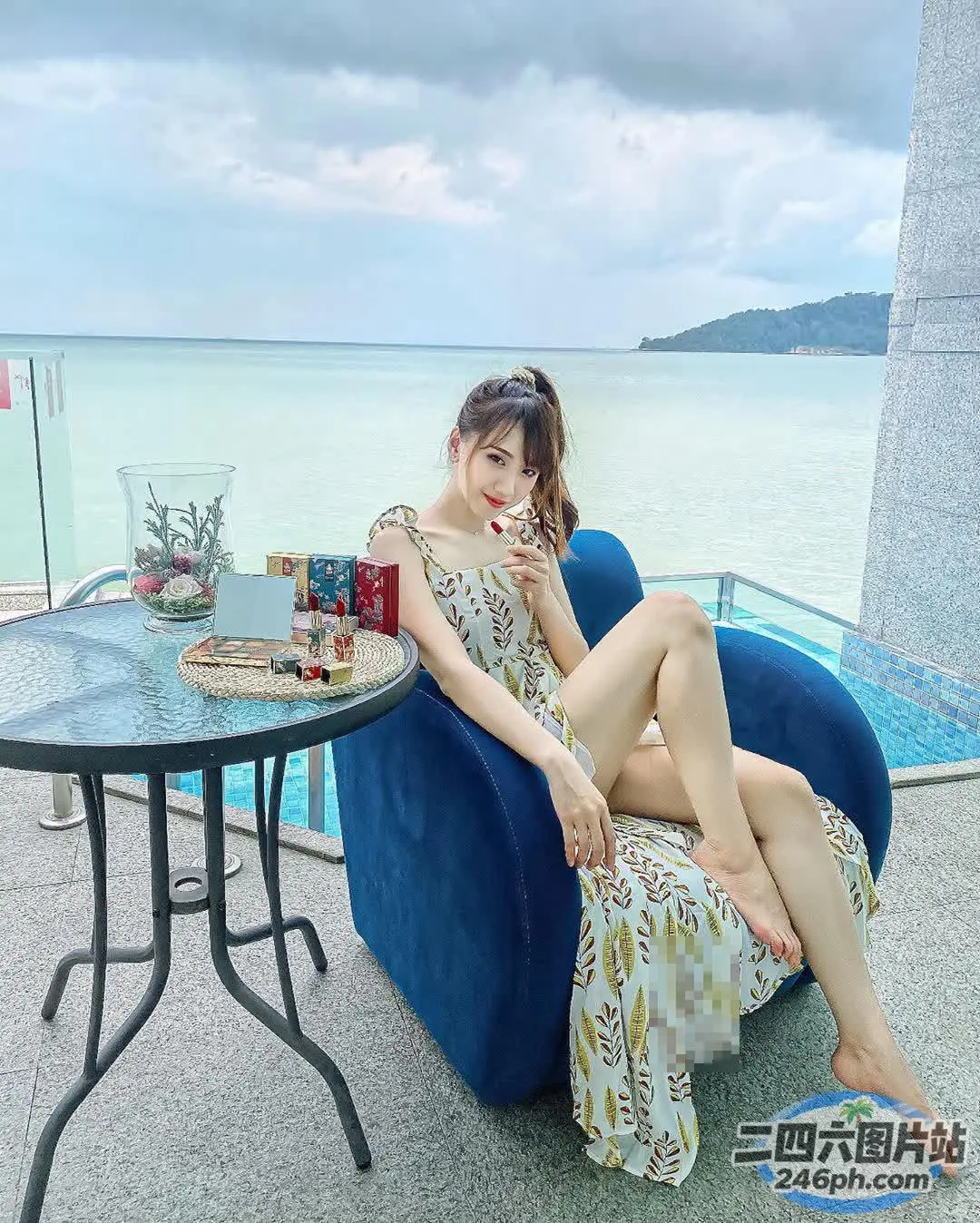 穿着连衣裙的 Araffes 坐在泳池边的蓝色椅子上