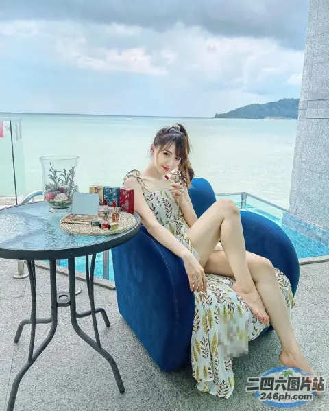 穿着连衣裙的 Araffes 坐在泳池边的蓝色椅子上