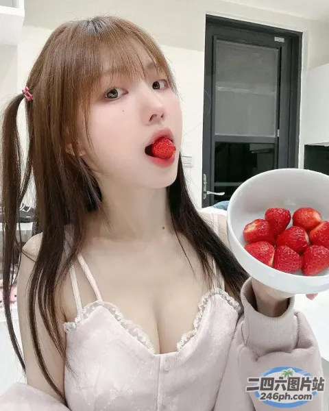 手里拿着一碗草莓的 araffe 女孩