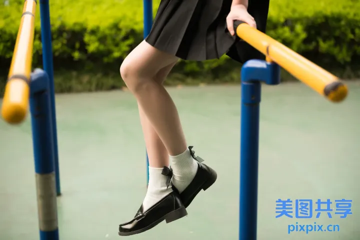 杆子上站着一个穿着裙子和鞋子的女人
