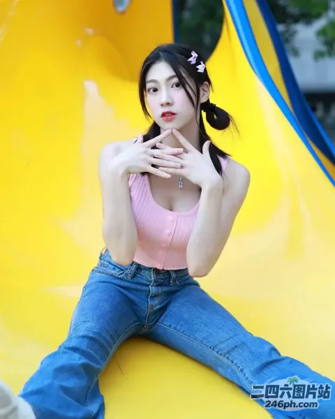 Araffe 女孩穿着粉红色上衣坐在滑梯上