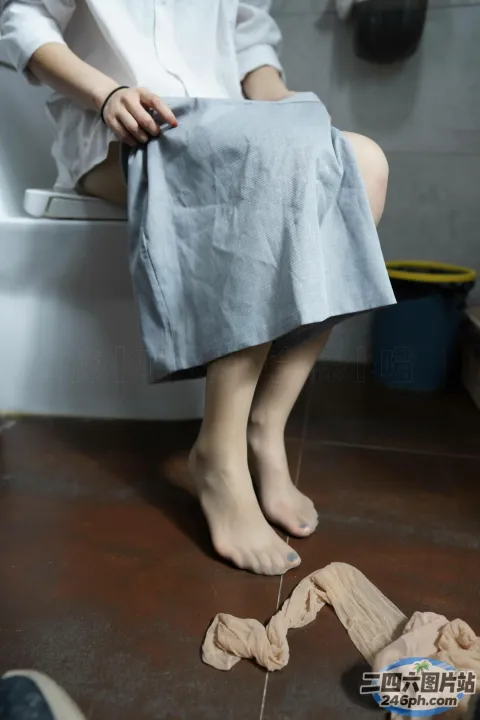 有个女人光着脚坐在马桶上