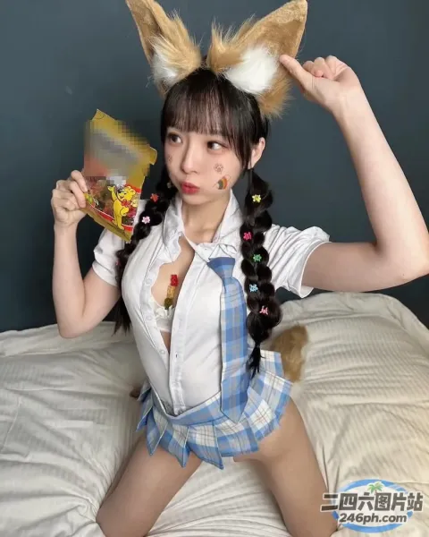 身穿校服的 Araffe 手里拿着一袋糖果