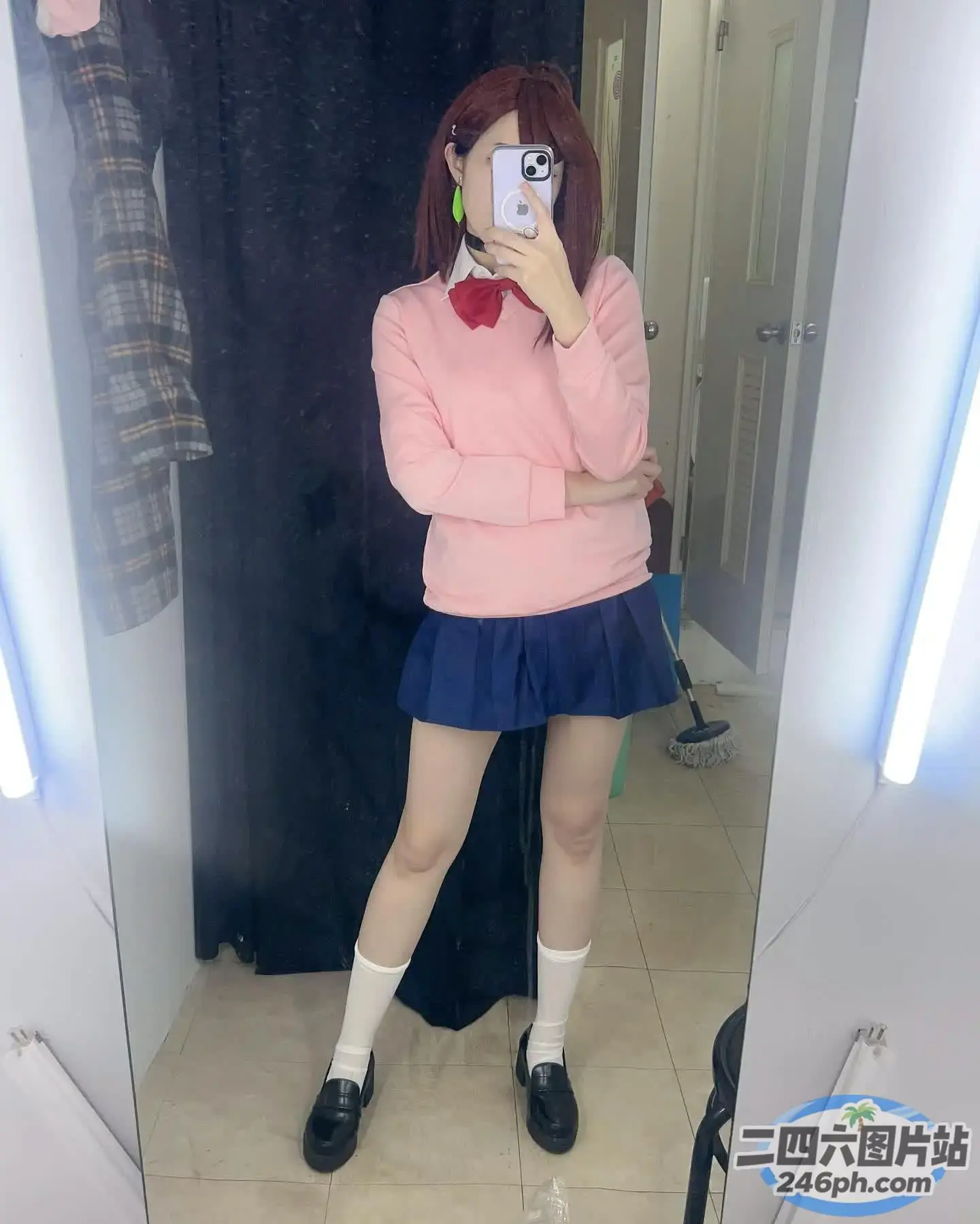 身穿粉色毛衣和蓝色裙子的 arafed 女子自拍