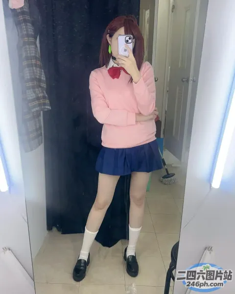 身穿粉色毛衣和蓝色裙子的 arafed 女子自拍