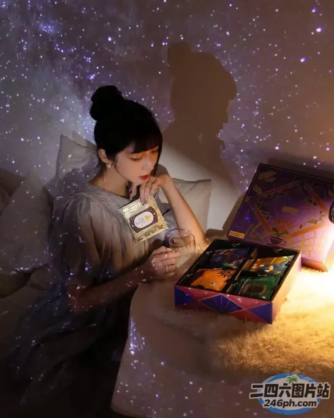 有个女人坐在床上看书