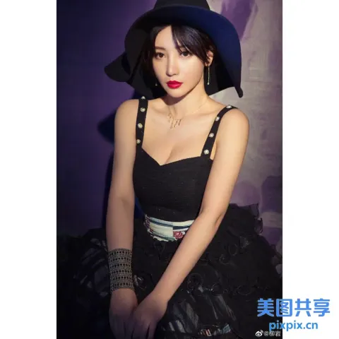 身穿黑色连衣裙、戴着黑色帽子的阿拉菲女人