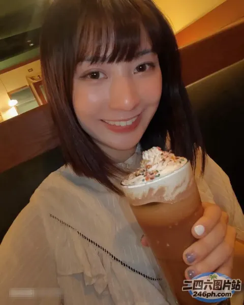 面带微笑的女人拿着一杯咖啡，里面有生奶油和糖屑