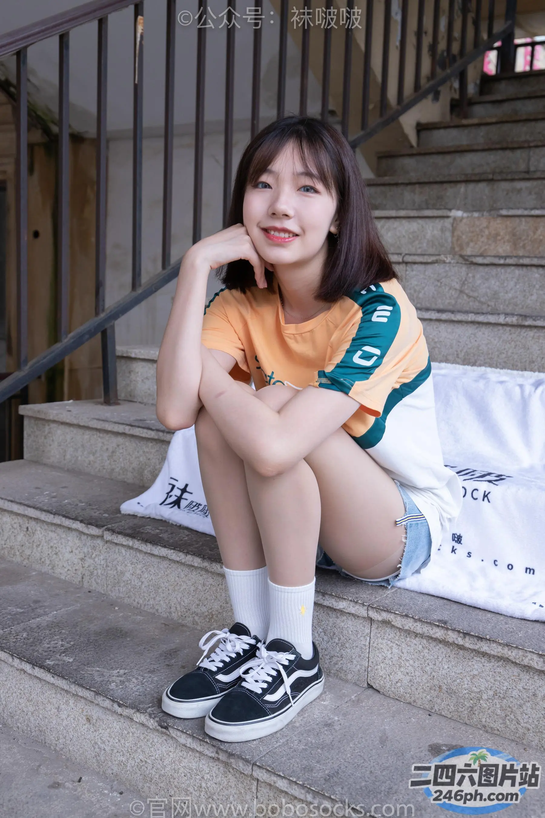 阿拉夫德亚洲妇女拿着一个包和一个包坐在台阶上