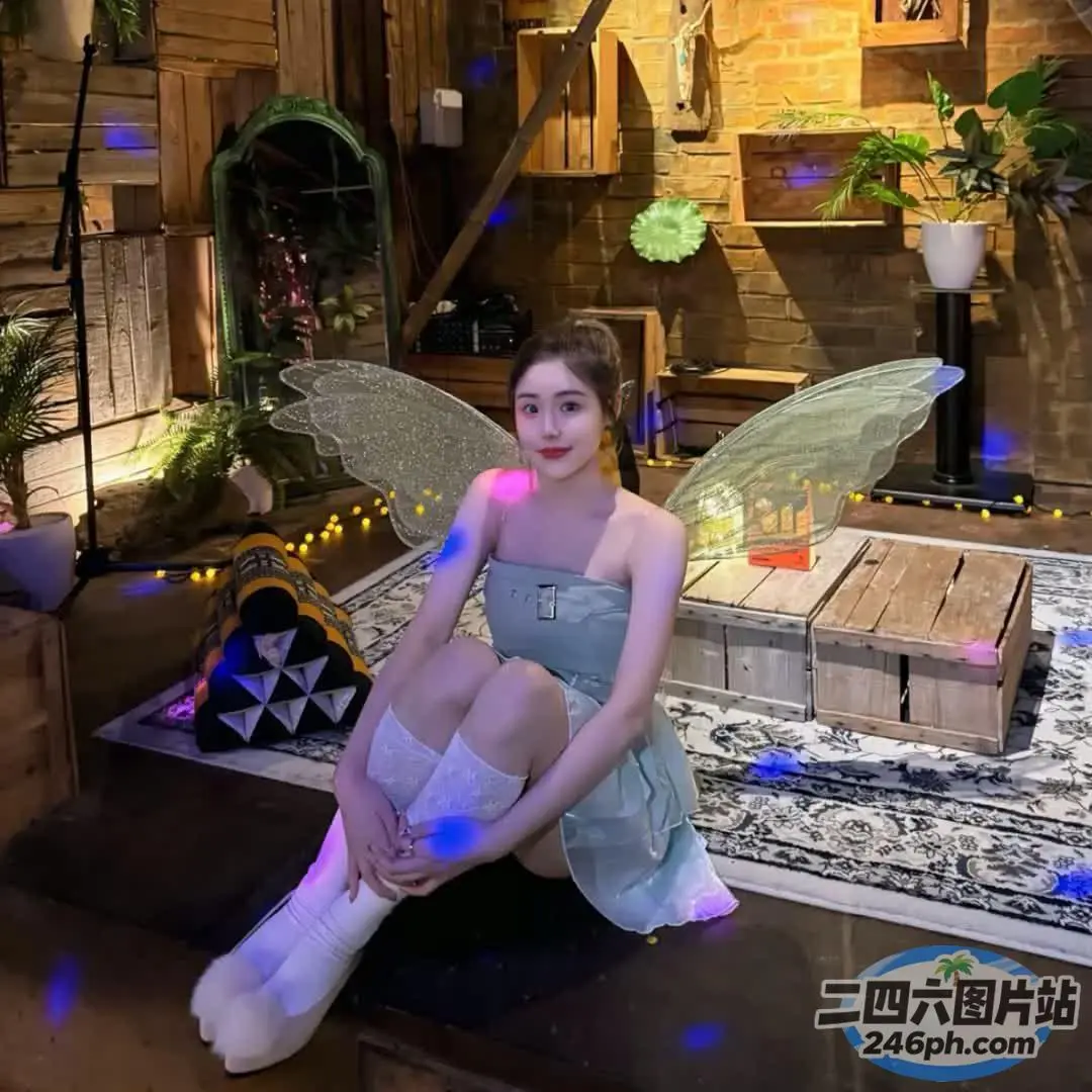 有一个女人坐在沙发上，穿着仙女装