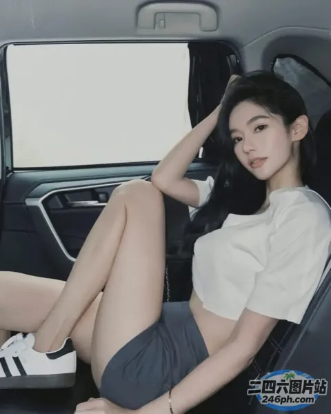 一名女子坐在车里，双腿抬起