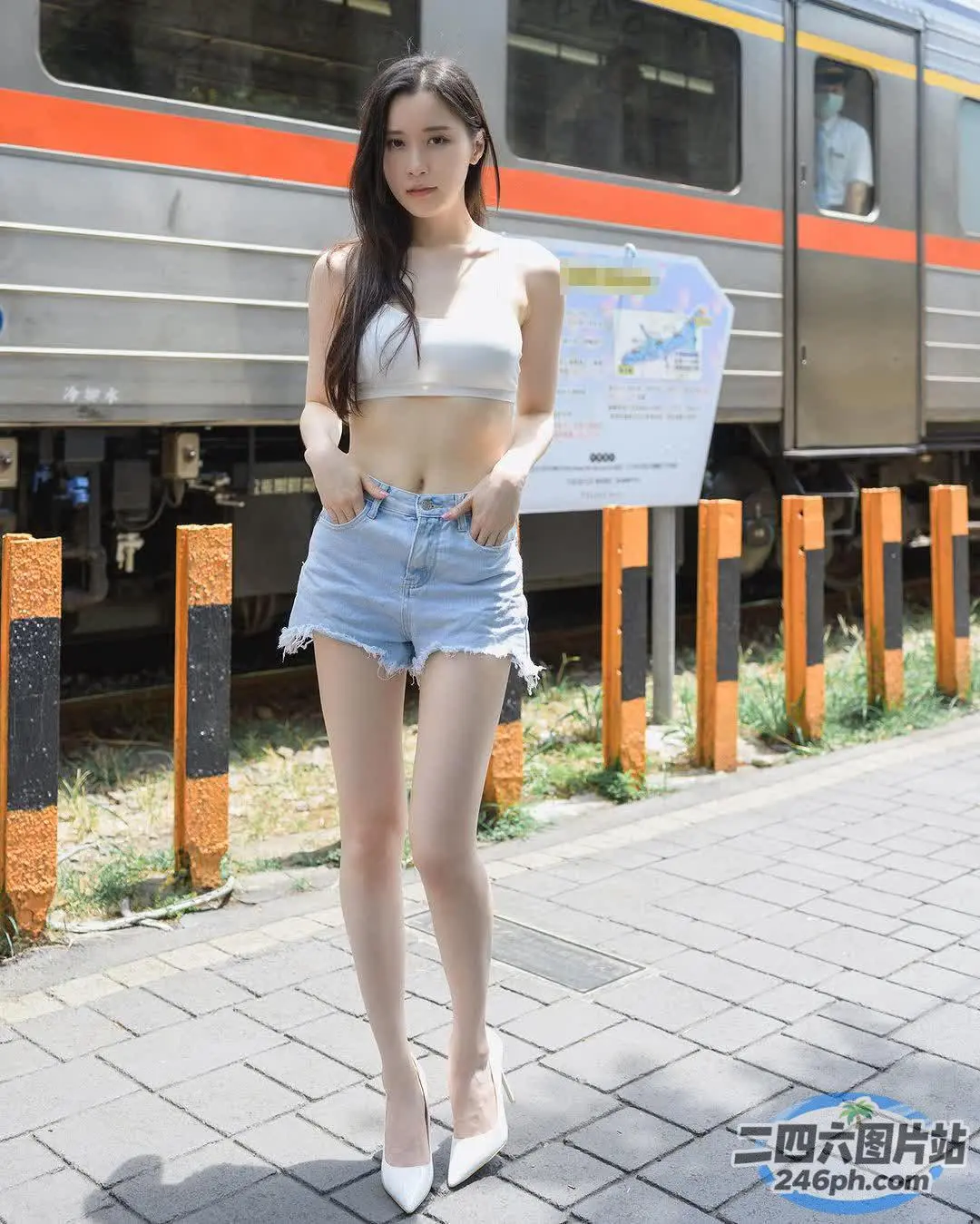 站在火车站台的一侧