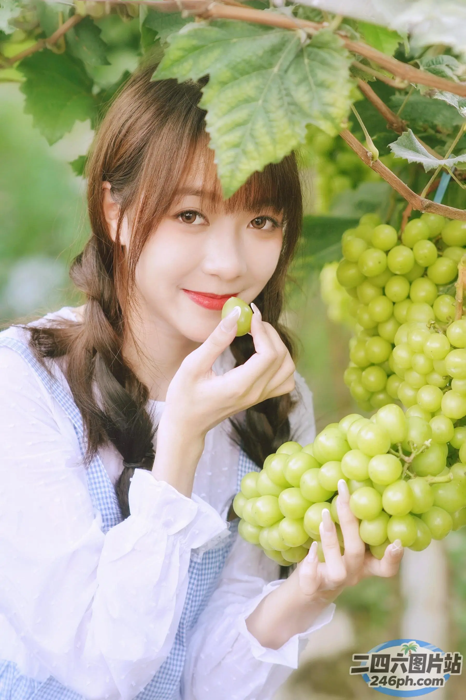 阿拉菲女人手里拿着一串葡萄
