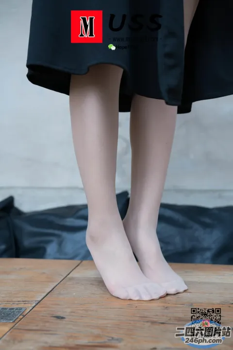有个女人站在木桌上，双脚放在桌子上